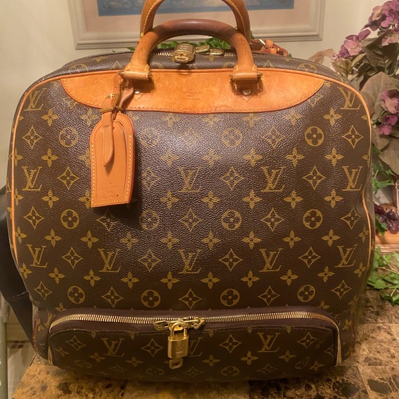 Gorgeous Louis Vuitton Unisex Monogram Evasion Travel Bag - #11 - Picture 1 of 13